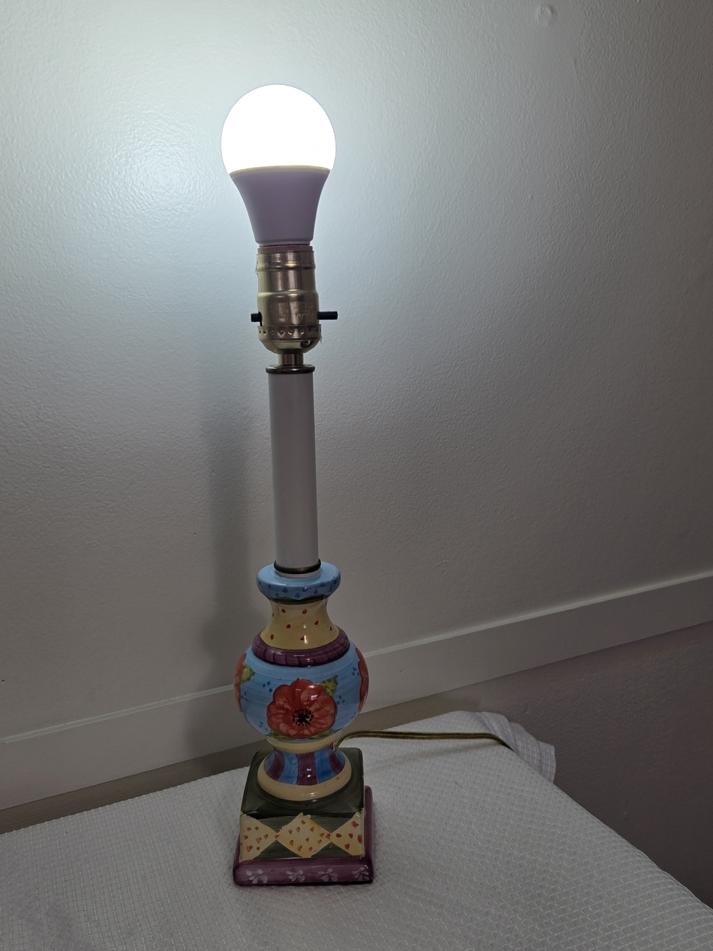 Linens & Things Table Lamp Handpainted Ceramic Pottery Colorful 14.5"  Works - Picture 2 of 9